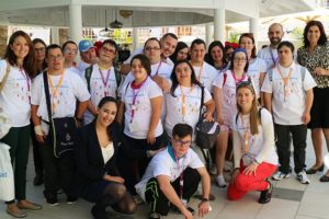 Trabajadores del hotel Seaside, con personas de la Asociación Down Las Palmas 
