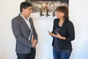 La alcaldesa Dunia González charla con el consejero Gilberto Díaz