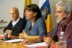 La alcaldesa Dunia González (NC), flanqueada por su socios Julio Ojeda (PSOE) y Antonio Ordoñez (CD)