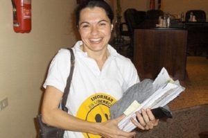 Isabel Santiago, con la camiseta reivindicativa que lució en los plenos presididos por el alcalde del PP Paco González 