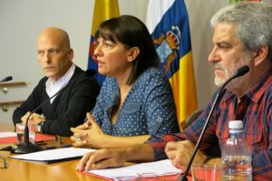 La alcaldesa Dunia González (NC) flanqueada por los socios del pacto, Julio Medina (PSOE) y Antonio Ordoñez (CD)