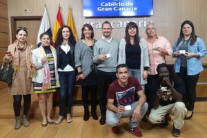 Nuevos artesanos de Gran Canaria con la consejera Minerva Alonso (de pie, 3ª por la derecha)