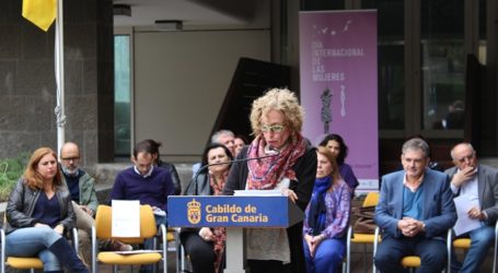 La bandera feminista ondea en el Cabildo para conmemorar el 8 de marzo