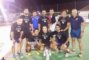Las Brasas, equipo campeón de la edición 2014, con el concejal de Deportes (el de la indumentaria informal)