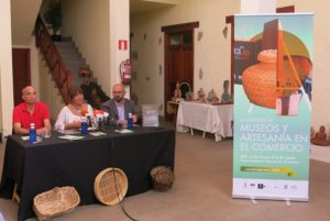 La alcaldesa presenta la IV Muestra de Museos y Artesanía en el Comercio