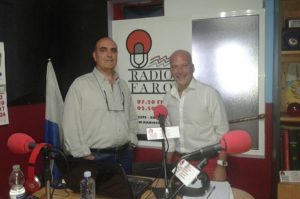 Julio Ojeda (dcha), en Radio Faro