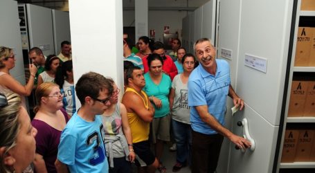 Personas con discapacidad visitan el Archivo del Ayuntamiento tirajanero