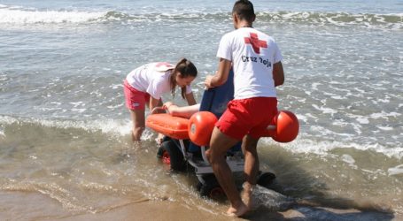 Cruz Roja cuenta con baño adaptado en 2 playas de San Bartolomé de Tirajana