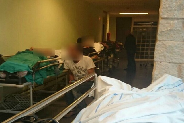 Camillas amontonadas en los pasillos del hospital Dr. Negrín (foto: Cadena SER)
