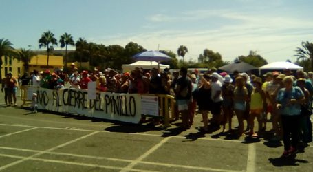 Cientos de campistas protestan en Arguineguín por el cierre de El Pinillo