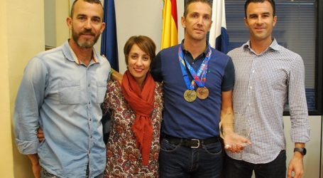 Mogán reconoce los méritos deportivos del corredor de marcha Rubén Piñera