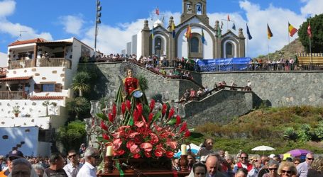 Miles de personas suben a Santa Lucía para festejar el día grande de la patrona del municipio