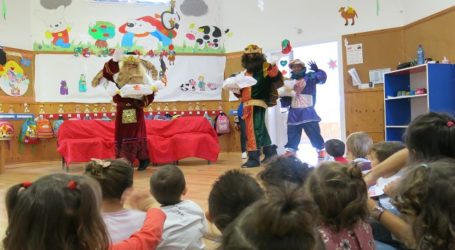 Los Reyes Magos visitan las escuelas infantiles de Santa Lucía