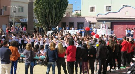 Alumnos de Secundaria llenan la Plaza de San Rafael por el Día Escolar de la No Violencia