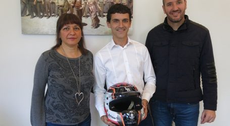 Dunia González recibe a Rogelio Peñate tras su paso por el Rally de Montecarlo