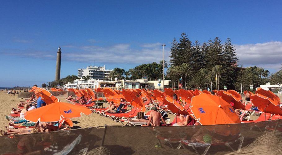 Hamacas y sombrillas nuevas en Maspalomas
