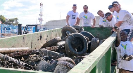 Los voluntarios retiran 10 toneladas de residuos del fondo marino del Puerto de Arguineguín