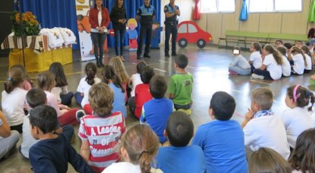 Los escolares del CEIP La Zafra reciben el carné de Educación Vial de la Oficina de Seguridad