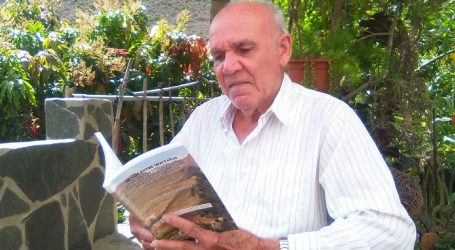 Un vecino de Ayagaures de 87 años presenta su ópera prima ‘Mi voz entre montañas’