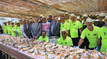 Maspalomas celebra San Fernando y el Día de Canarias con un asadero de 700 kilos de sardinas y caballas