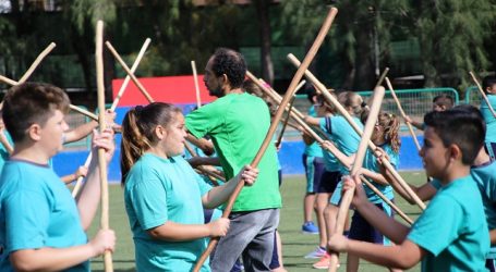 Escolares juegan al salto del pastor y el garrote con la Escuela de Deportes Tradicionales