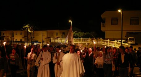 Decenas de vecinos de Veneguera procesionan con antorchas a la Virgen de Fátima