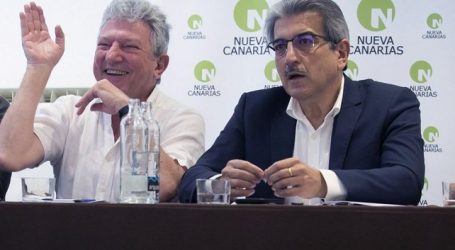 Mariano Rajoy y Román Rodríguez firman el acuerdo presupuestario el Día de Canarias