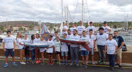 Alumnos del IES Amurga lanzan el bote educativo Canarias IV para que cruce el Atlántico