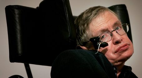 Tenemos que salir de la tierra, insiste Stephen Hawking