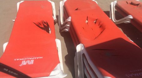 Un “feroz ataque vandálico” inutiliza un grupo de hamacas de la playa del Inglés