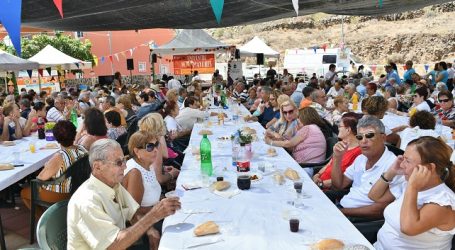 350 moganeros disfrutaron del Encuentro de Mayores con Pepe Benavente en El Horno