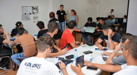 Jóvenes de la isla de Gran Canaria celebran una sesión Pokémon en Maspalomas
