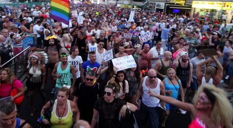 Unas 10.000 personas recorren Playa del Inglés en la carrera del orgullo más solidaria