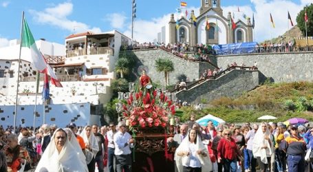 Las fiestas de Santa Lucía arrancan con la lectura del pregón de la maestra Maria del Carmen López