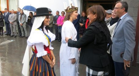 Miles de personas festejan en el casco de Santa Lucía el día grande de la patrona del municipio