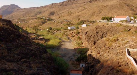 Los vecinos de Ayagaures denuncian que el agua llega marrón a sus casas desde hace semanas