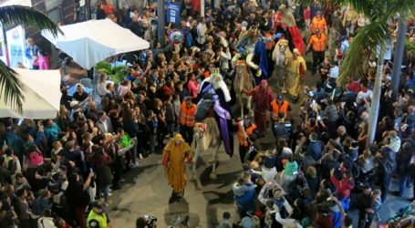 La Cabalgata de los Reyes Magos trajo la ilusión a miles de niños de Santa Lucía