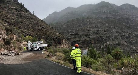 Abierta la carretera de Las Niñas tras retirar las piedras y reparar daños del derrumbe de este domingo