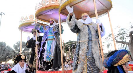 Miles de personas aclaman a los Reyes Magos por las calles de Maspalomas