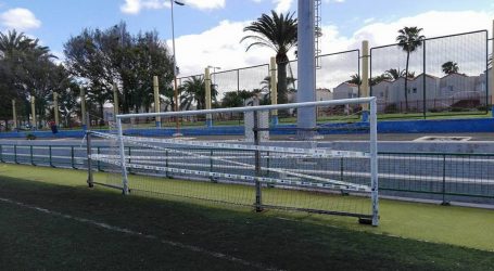 El árbitro suspende un partido de fútbol de alevines por el mal estado de una portería en la Ciudad Deportiva Maspalomas