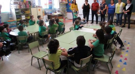 El huerto escolar del CEIP Tagoror favorece el intercambio de sabiduría entre mayores y alumnado