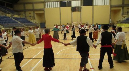 Medio centenar de mayores disfrutan con una clase de bailes tradicionales canarios