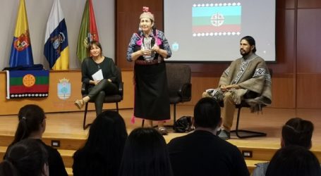 Los líderes del pueblo mapuche muestran al alumnado de Santa Lucía la amenaza en la que viven