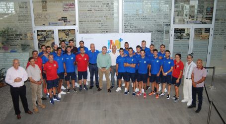 El equipo de la UD San Fernando recibe la felicitación municipal por la trayectoria de sus últimas temporadas