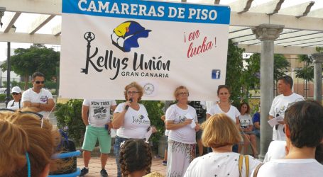 La kellys se manifiestan en la Plaza del Camellero, en Maspalomas