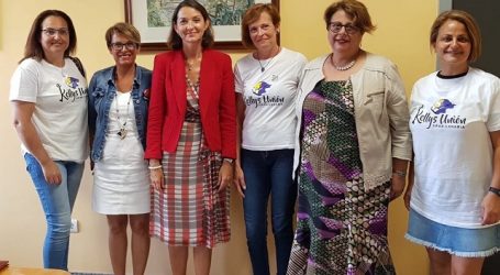 La ministra Reyes Maroto mantiene un encuentro con las Kellys en su visita a Gran Canaria