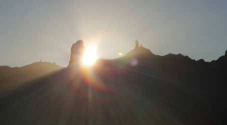El sol despunta en el Bentayga para empezar a robarle tiempo a la noche hasta el equinoccio de primavera