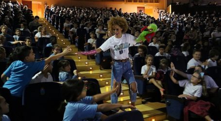 Mil escolares de Santa Lucía disfrutan en el Víctor Jara de un musical contra el abandono animal