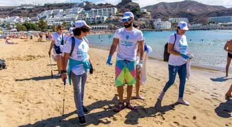 100 voluntarios recogen 120 kilos de basura y 12.000 colillas en la playa de Puerto Rico