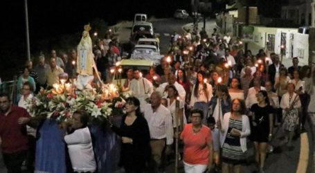 Las antorchas iluminan la procesión de la Virgen de Fátima en Veneguera